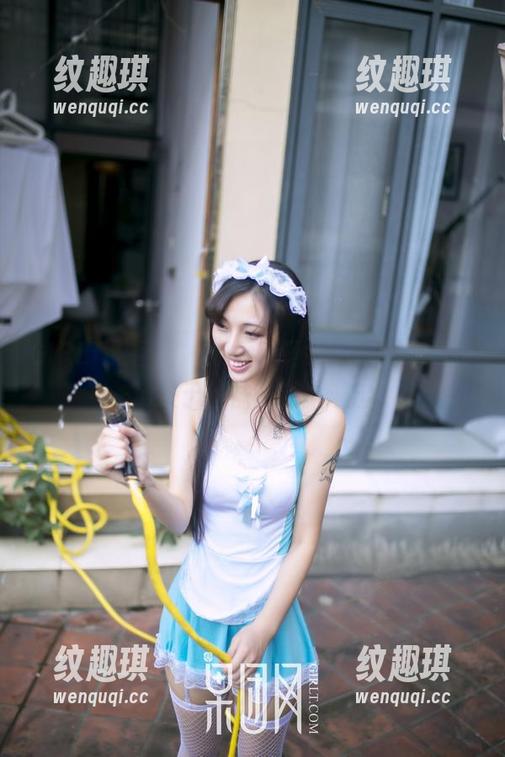 GIRLT果团网 - 观看王语纯，犹如在欣赏一场关于丝袜的迷人演出。