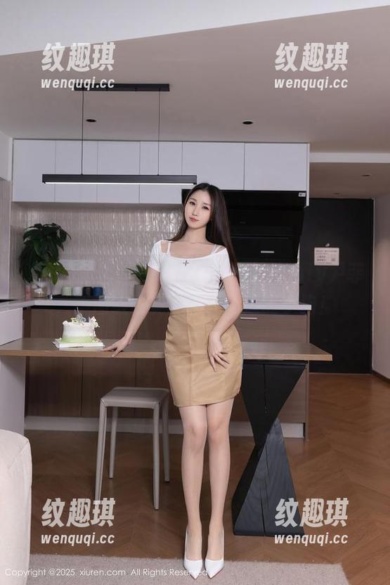 Xiuren秀人网 - 皮衣加持的Emily尹菲，美图级别竟能吓跑路边的小狗！