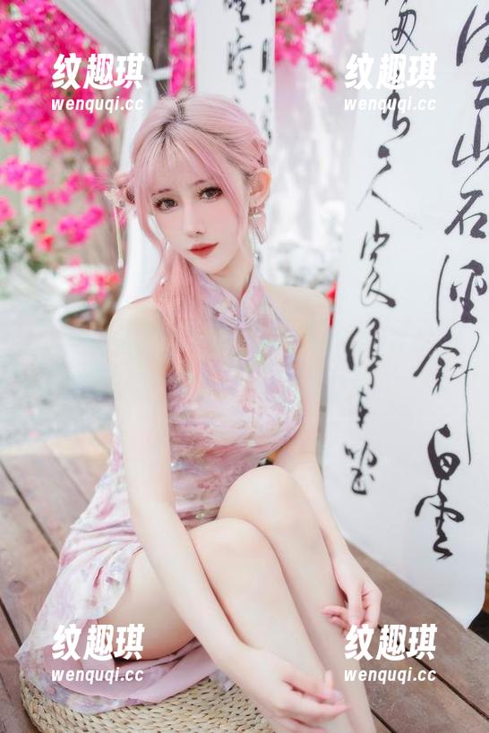仙女月 精选写真:看,仙女月用一件衬衫就把“日常”演绎成了“万种风情”。