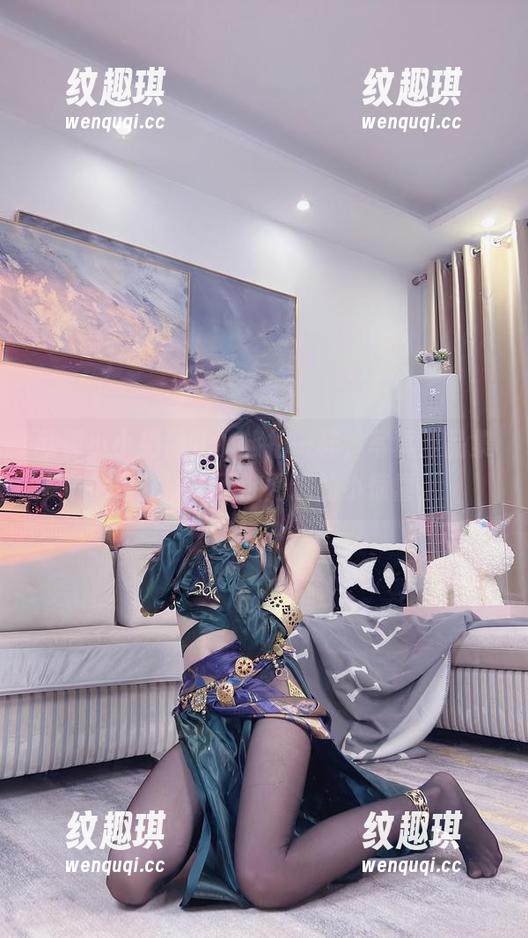 小小奶瓶儿 就像小小奶瓶儿的旅拍一样,写真作品集也是充满了不期而遇的小惊喜。
