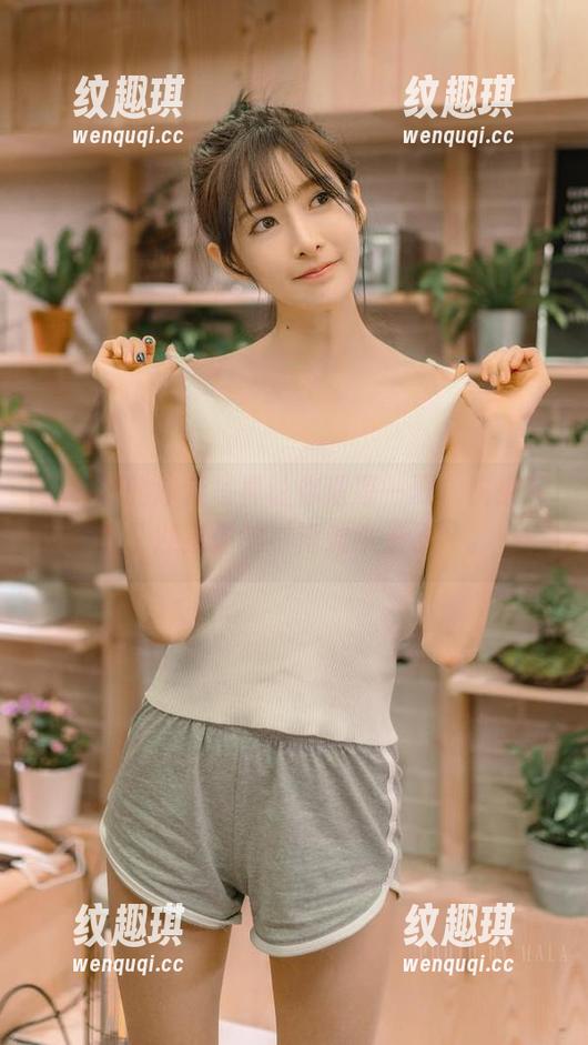 王羽杉的泳装写真让你清凉一夏，快来下载，迎接你的‘海滩小王子’。