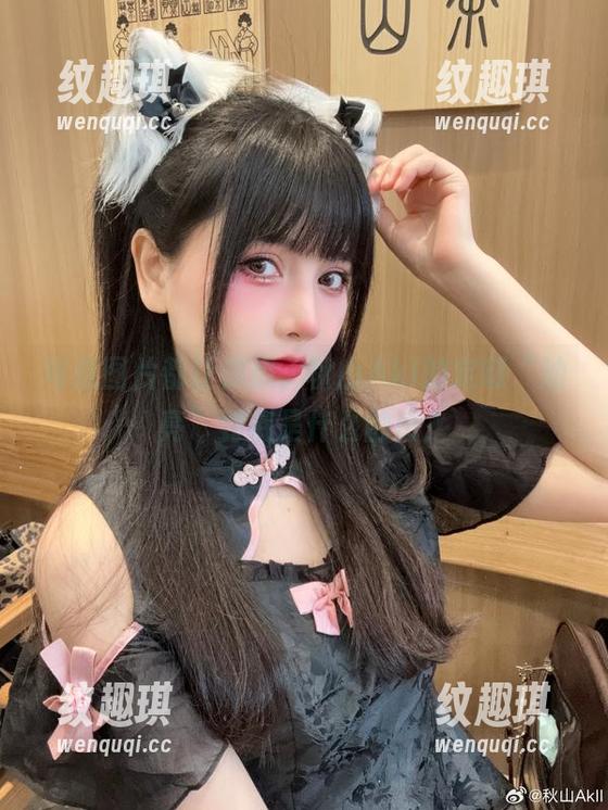秋山AkI 每张图片都让你想,秋山AkI的定制“油亮”到底是什么触感?