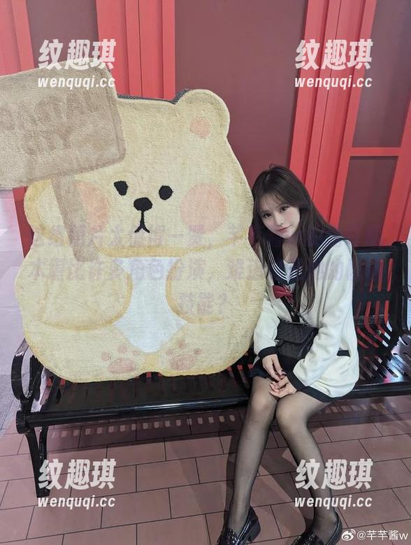 这组照片太值得一赞，芊芊酱w的猫耳版本堪比许多角色扮演，难道这是她的隐藏技能？
