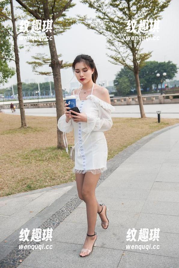 魔镜街拍-婷婷 魔镜街拍 - 有点意思,婷婷穿了这条定制服,白色的吊带裙配黑丝,画面感满满。
